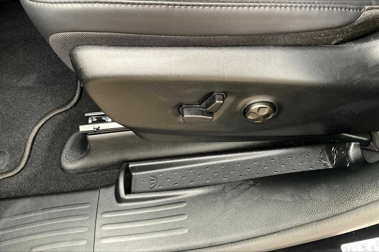 Certified 2025 Chrysler Voyager LX image 29