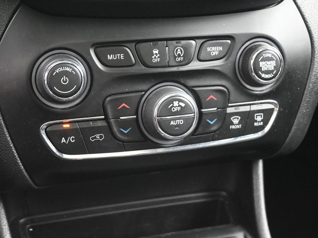 Used 2020 Jeep Cherokee Limited image 17