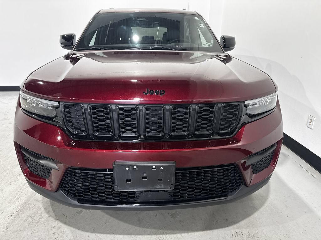 Used 2025 Jeep Grand Cherokee Altitude AWD/4WD image 10