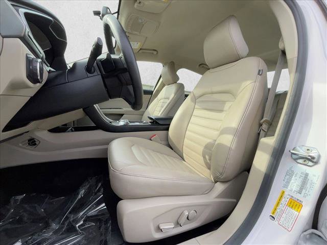 Used 2017 Ford Fusion SE w/ Fusion SE Technology Package image 16