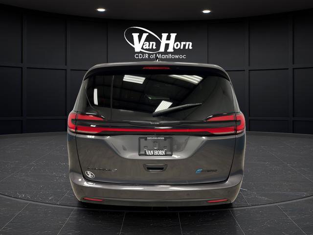 Used 2023 Chrysler Pacifica Limited w/ Uconnect Theater Family Group FWD image 6