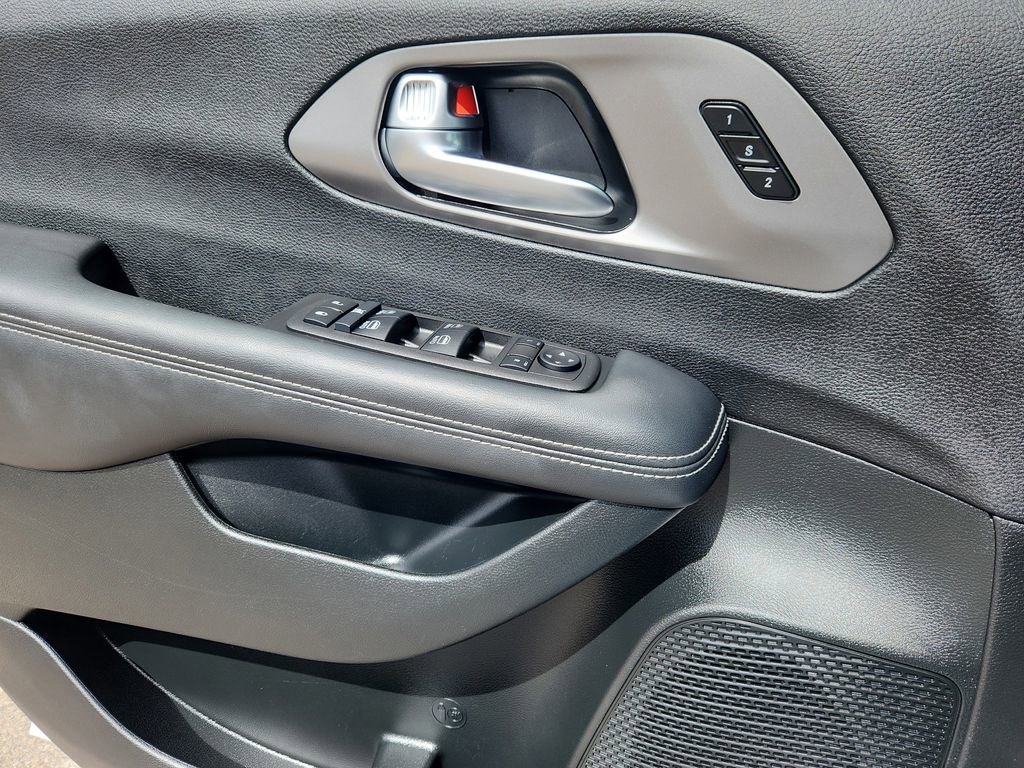 Used 2025 Chrysler Pacifica Select image 6