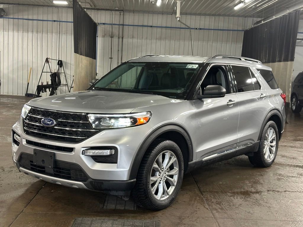 Used 2023 Ford Explorer XLT w/ Equipment Group 202A AWD/4WD image 4