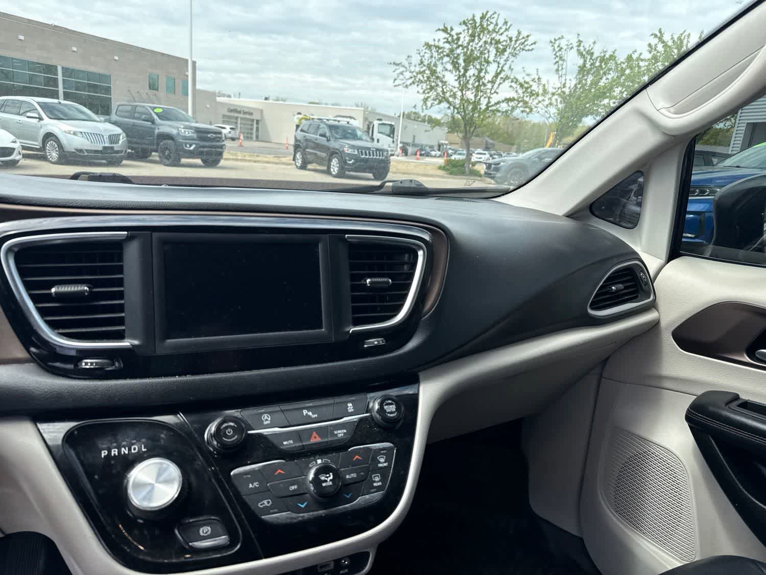 Used 2019 Chrysler Pacifica Touring-L FWD image 19