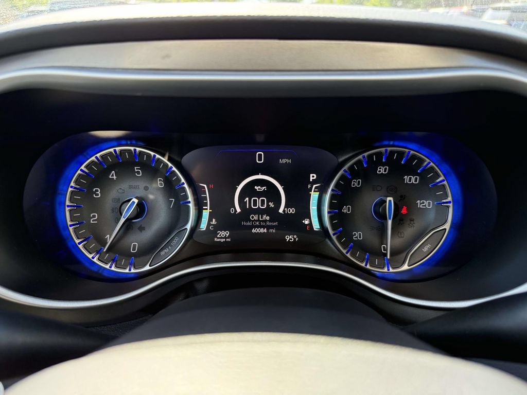 Used 2024 Chrysler Pacifica Touring-L FWD image 25