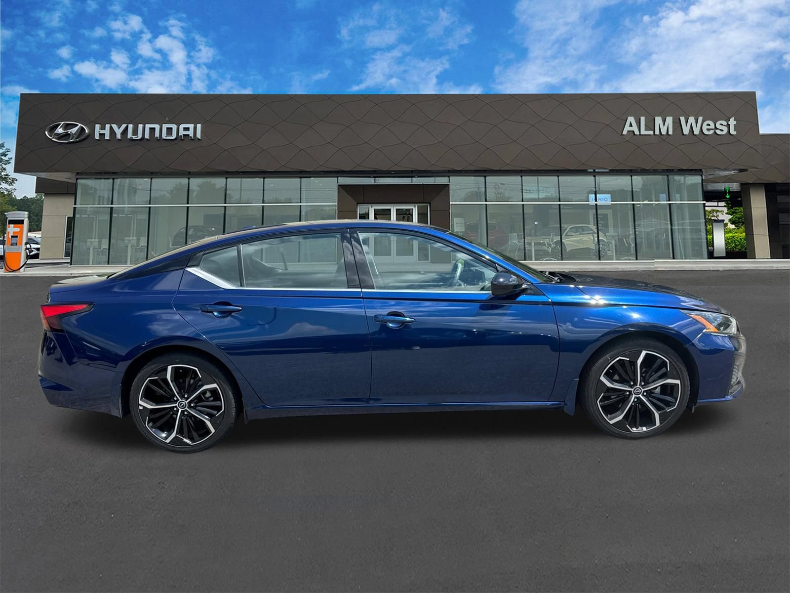 Used 2023 Nissan Altima 2.5 SR w/ SR Premium Package FWD image 4