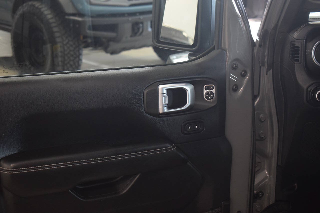 Used 2018 Jeep Wrangler Unlimited Sahara AWD/4WD image 17