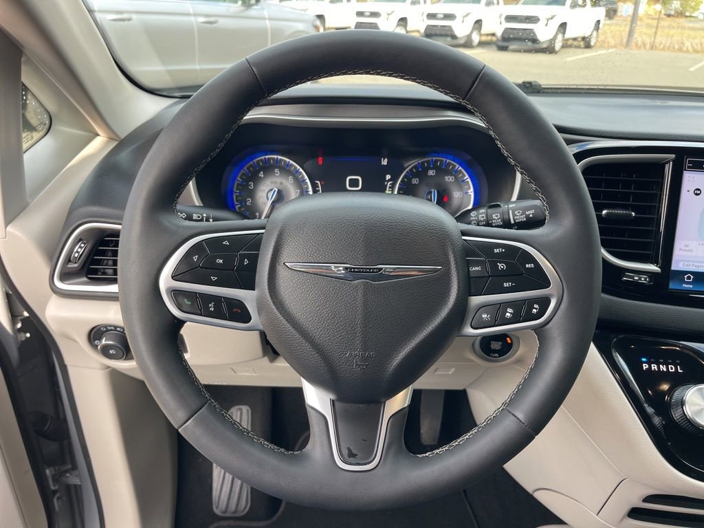Used 2024 Chrysler Pacifica Touring-L image 16