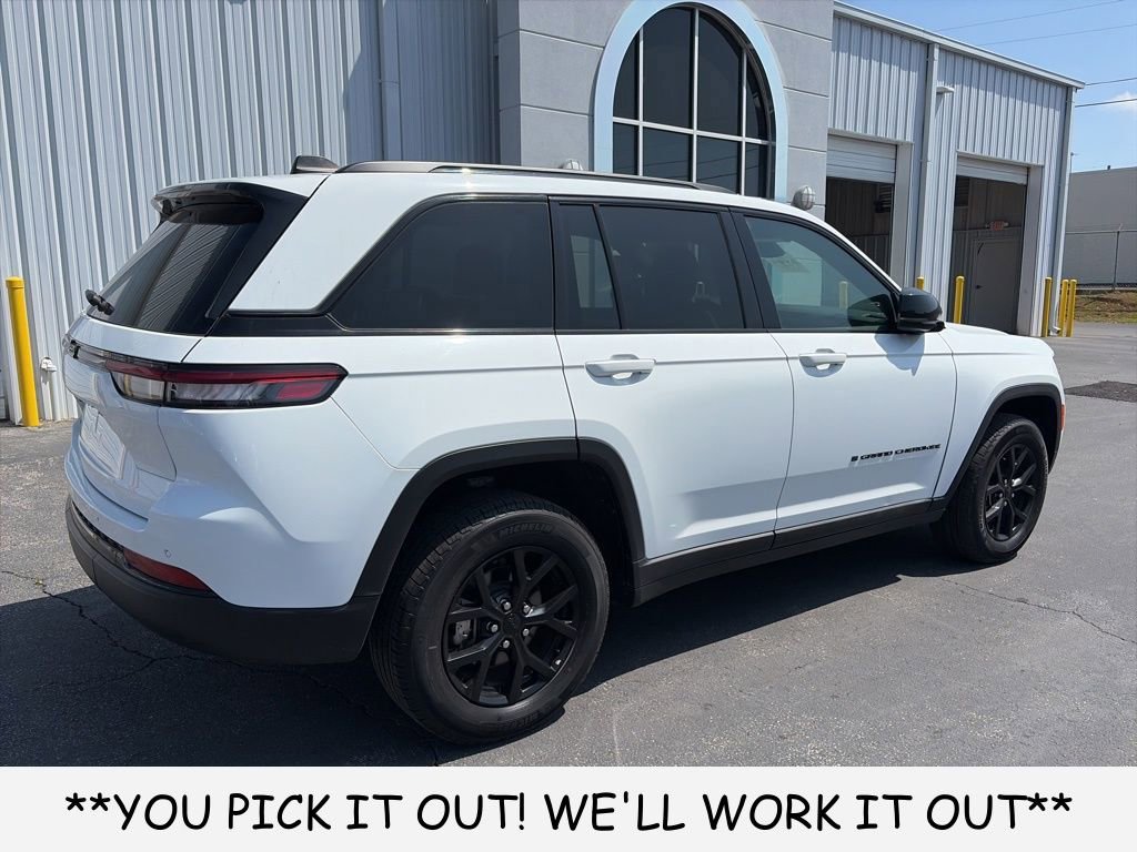 Used 2025 Jeep Grand Cherokee Altitude AWD/4WD image 6