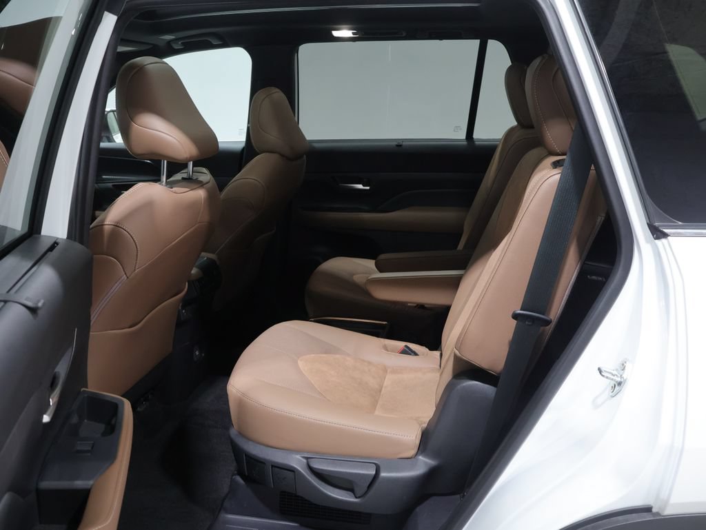 Used 2025 Toyota Grand Highlander AWD Hybrid image 18