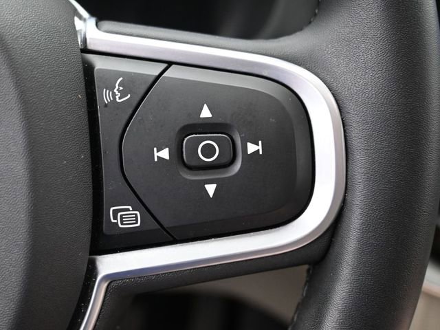 Used 2022 Volvo XC60 B5 Momentum image 17