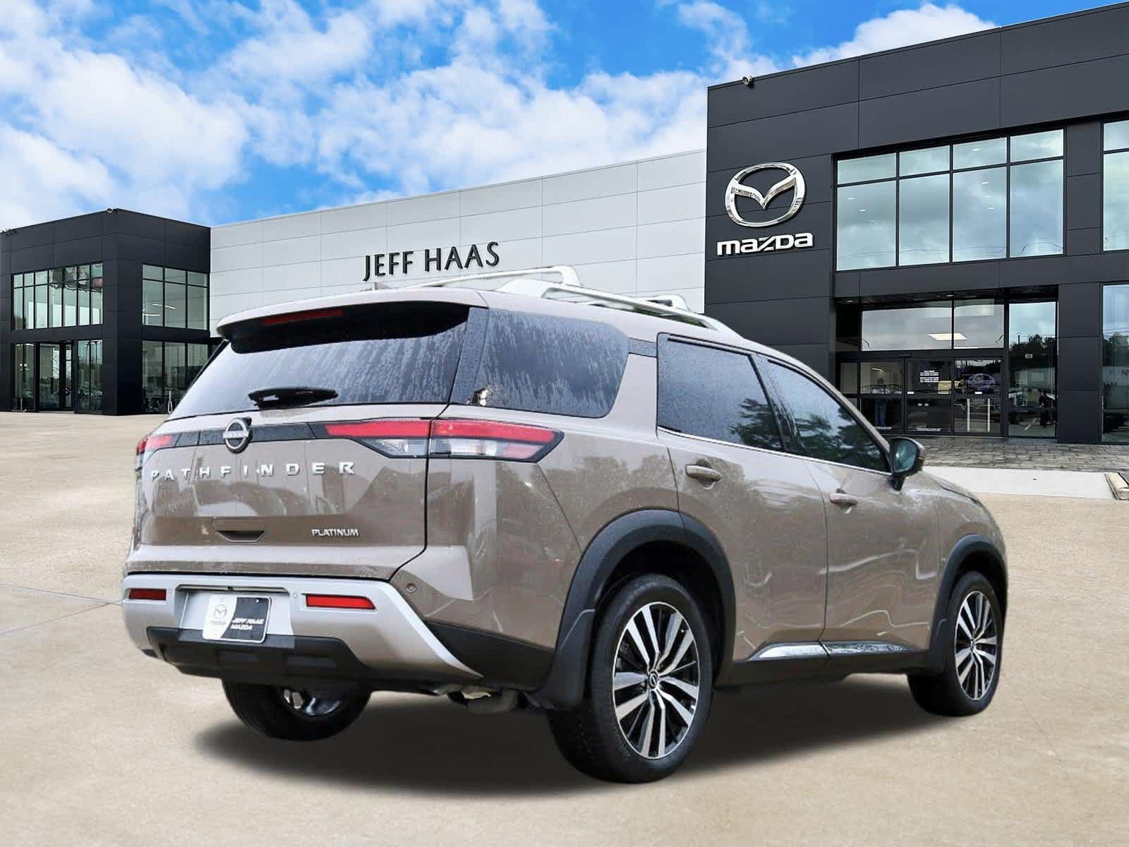 Used 2024 Nissan Pathfinder Platinum FWD image 3