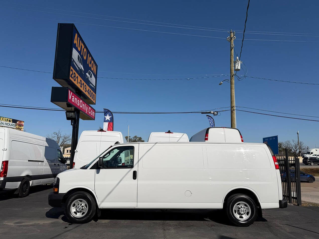 Used 2020 Chevrolet Express 3500 Extended w/ Driver Convenience Package RWD image 4