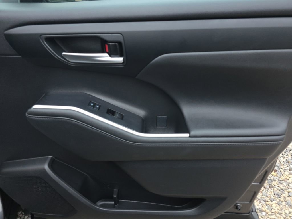 Used 2023 Toyota Highlander XLE image 21