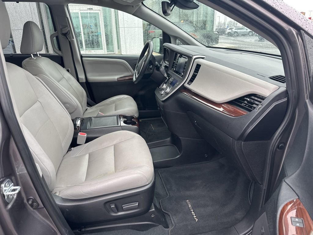 Used 2020 Toyota Sienna Limited Premium w/ Carpet Mat Package image 7
