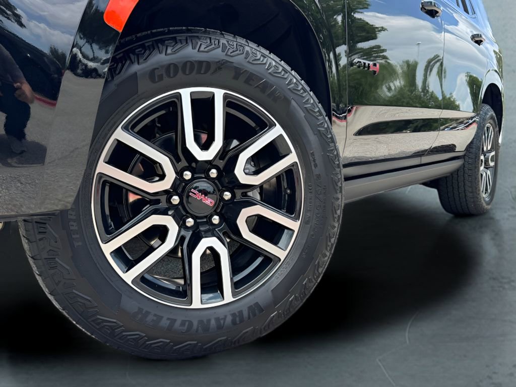 Used 2024 GMC Yukon AT4 w/ Technology Package AWD/4WD image 3