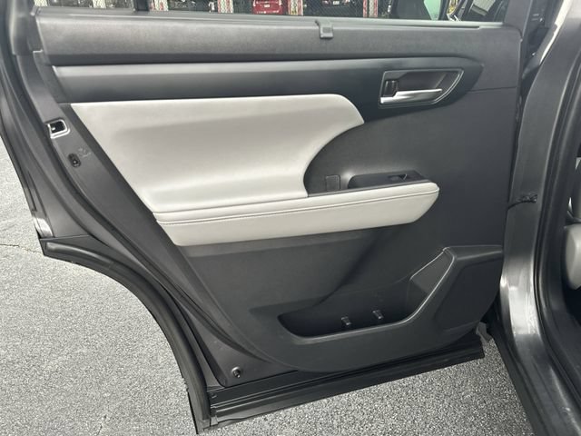 Certified 2021 Toyota Highlander XLE FWD image 6