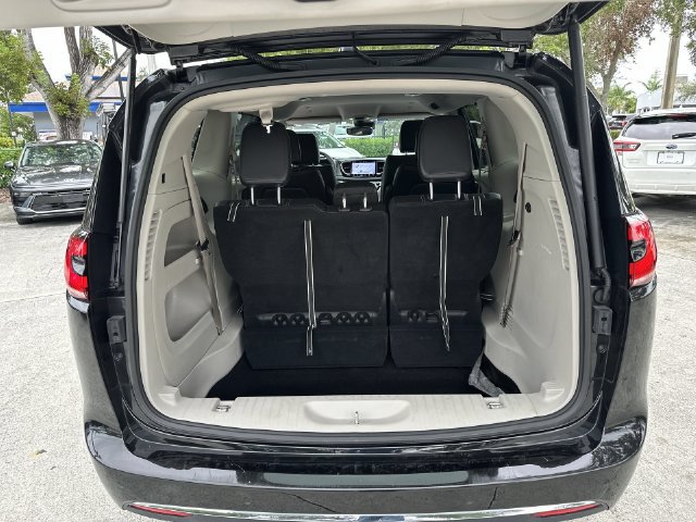Used 2023 Chrysler Pacifica Touring-L FWD image 25