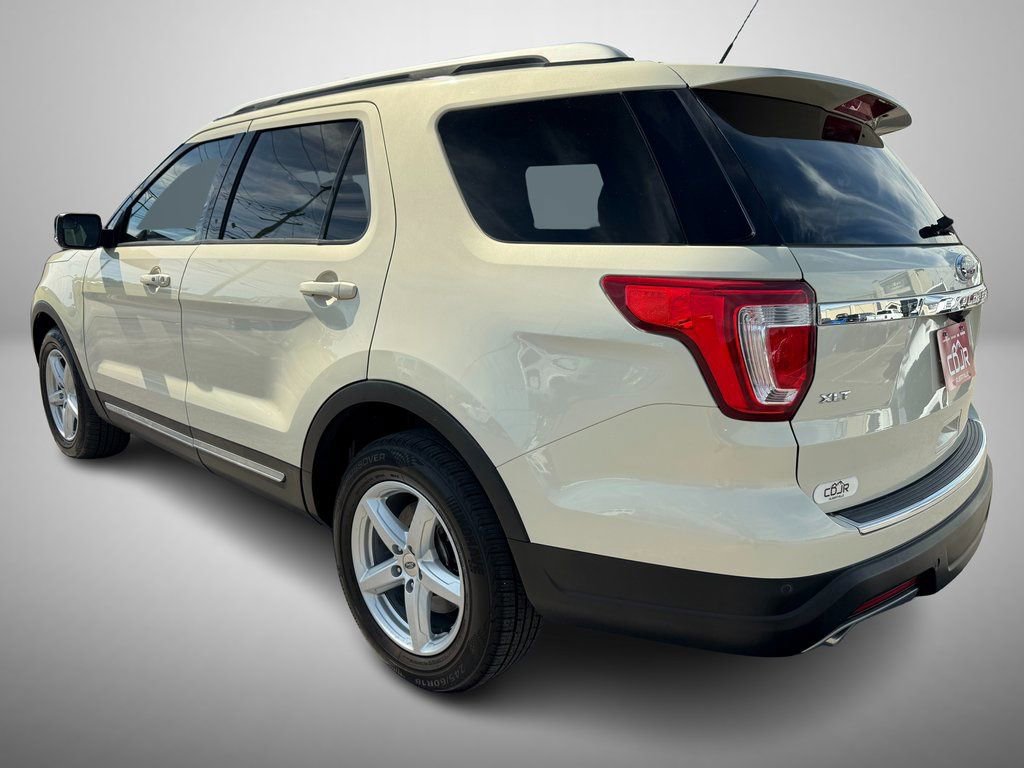 Used 2018 Ford Explorer XLT w/ Equipment Group 202A FWD image 4