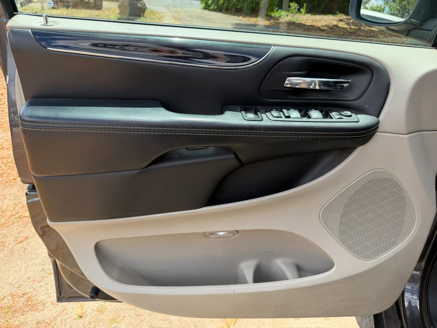 Used 2017 Dodge Grand Caravan SXT FWD image 9