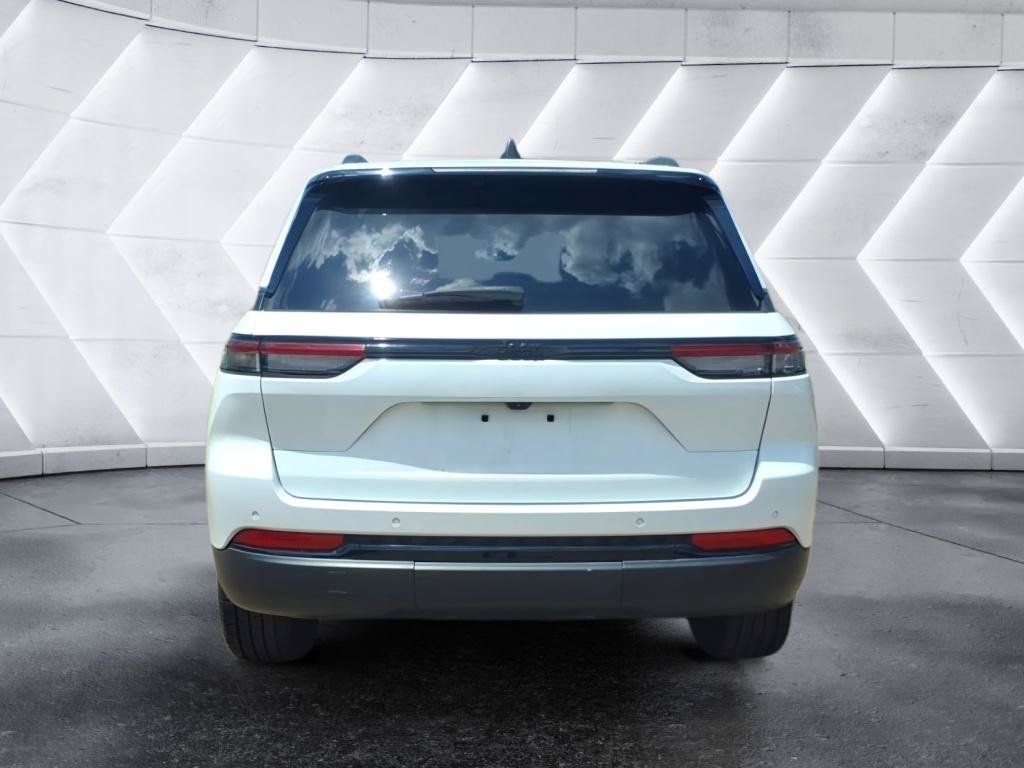Used 2024 Jeep Grand Cherokee Altitude RWD image 4