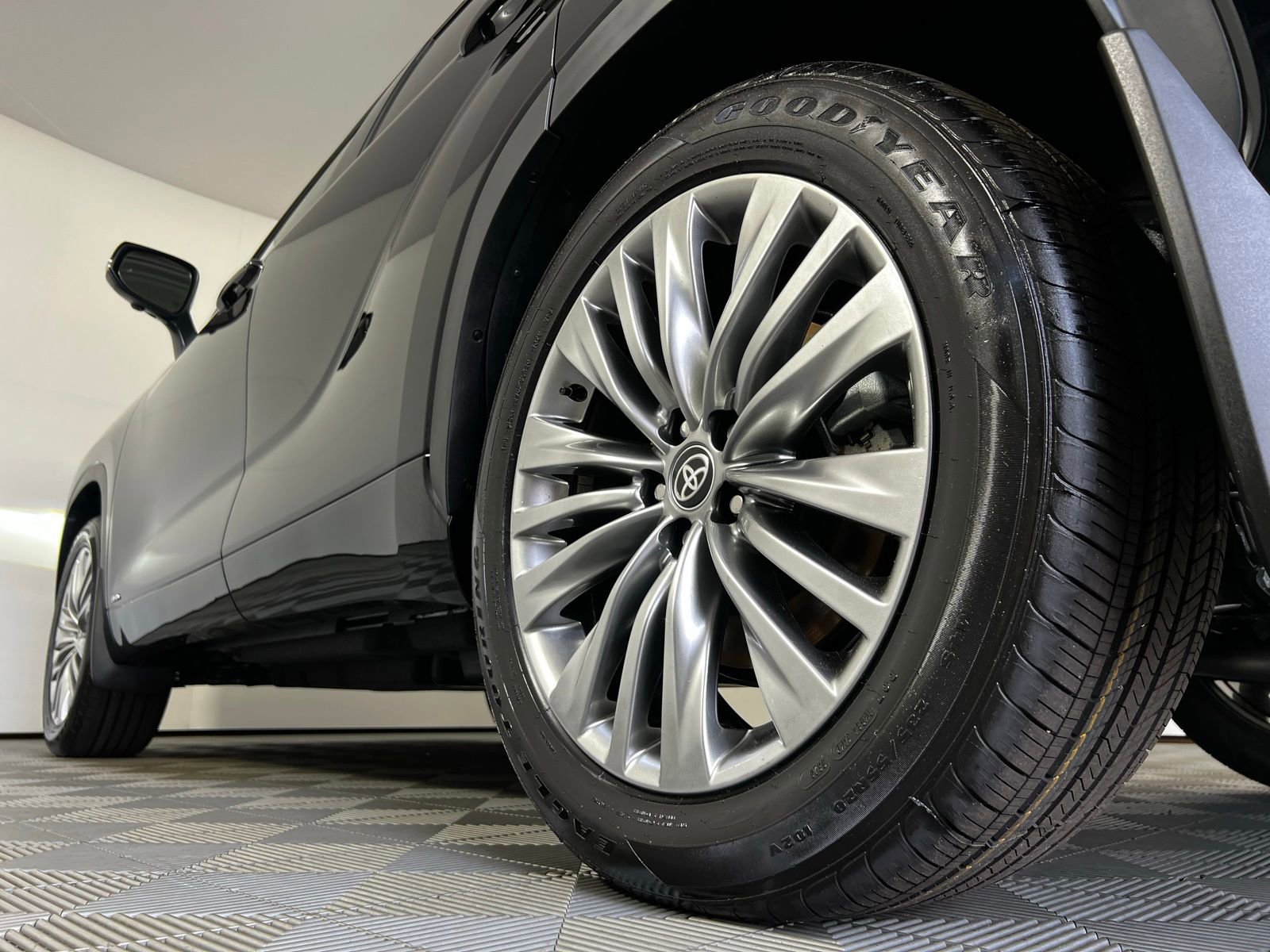 Used 2026 Toyota Highlander Platinum AWD/4WD image 32