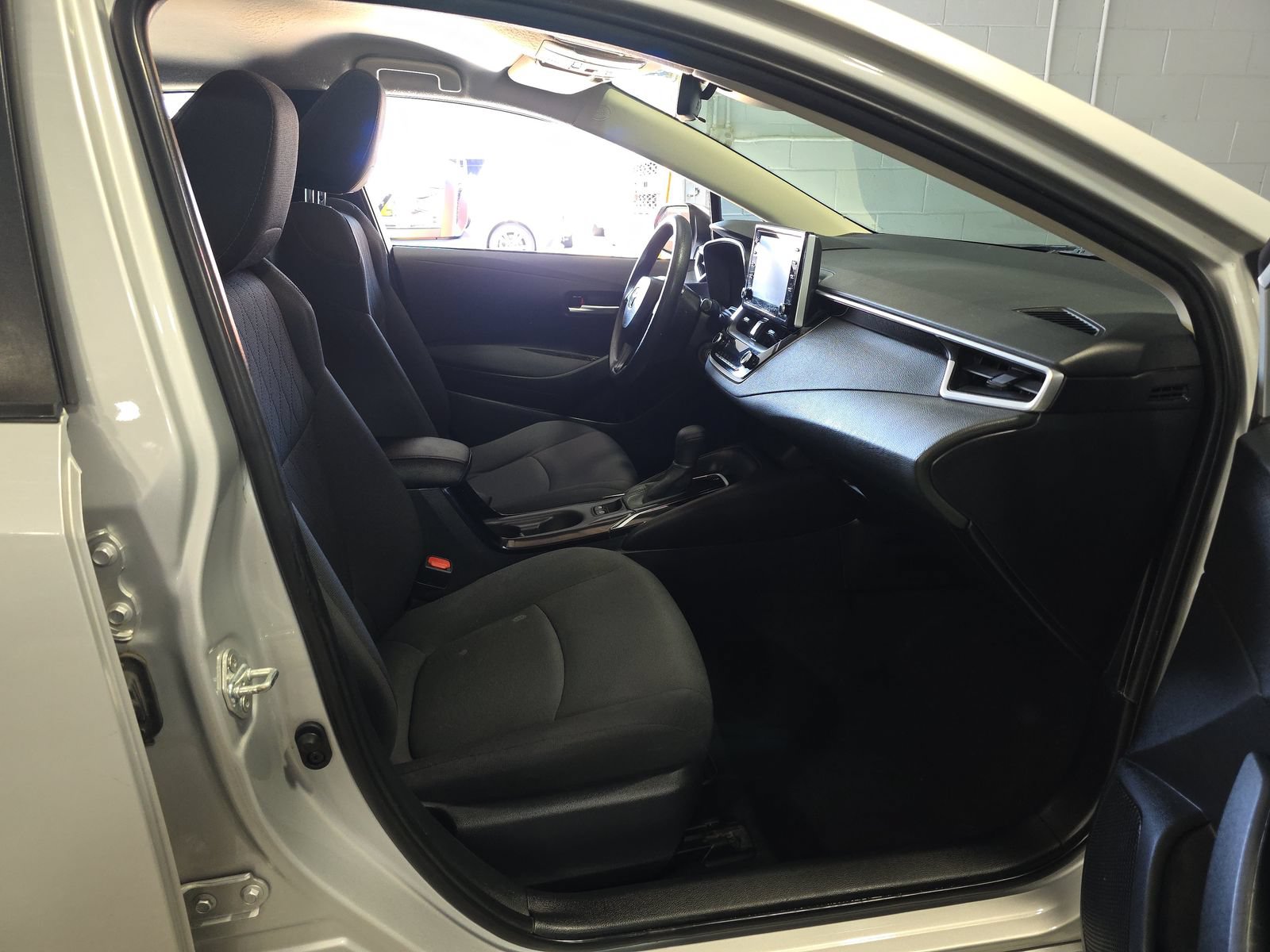 Used 2020 Toyota Corolla LE FWD image 10