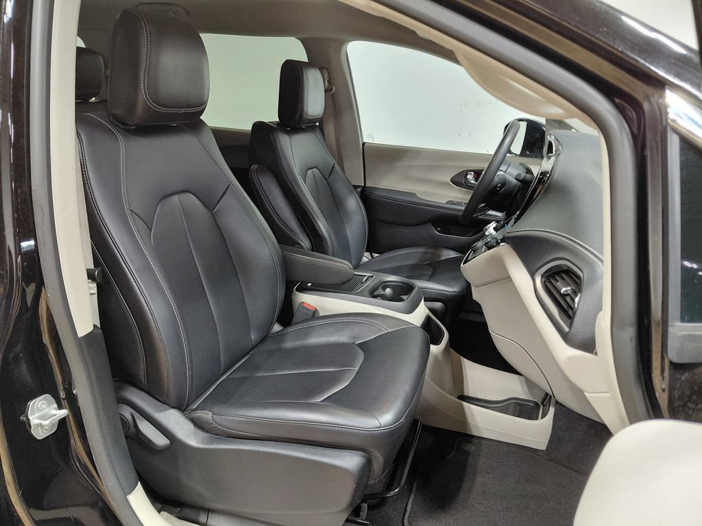 Certified 2024 Chrysler Pacifica Limited FWD image 31