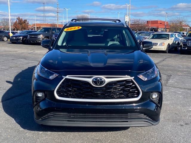 Used 2024 Toyota Highlander XLE image 2