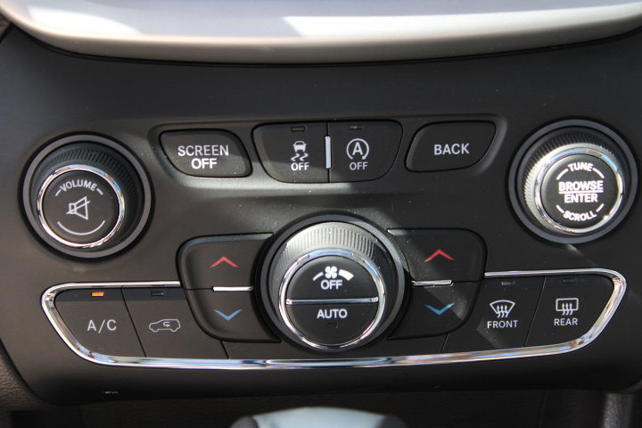Used 2016 Jeep Cherokee Overland w/ Technology Group AWD/4WD image 16
