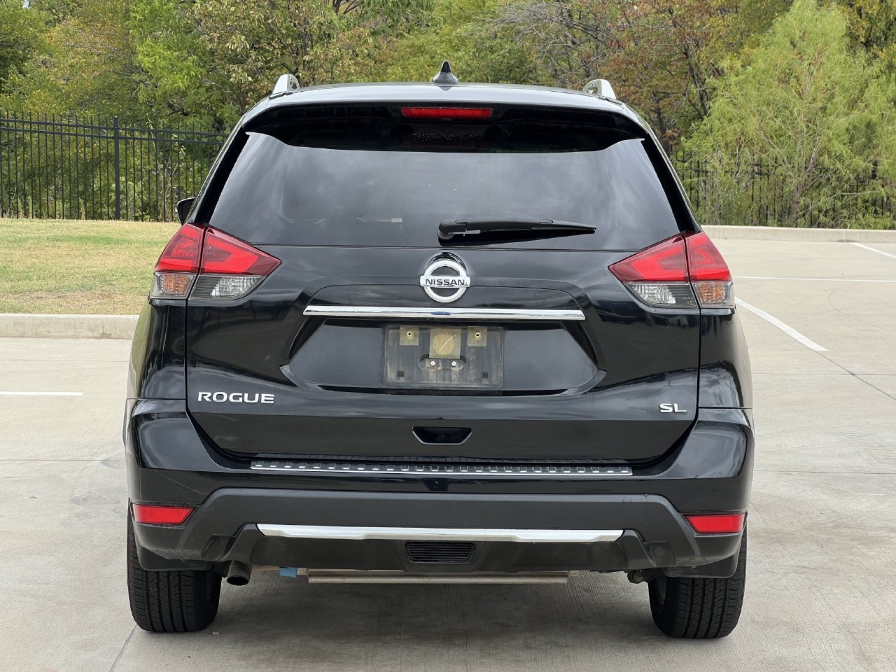 Used 2018 Nissan Rogue SL w/ Premium Package FWD image 4