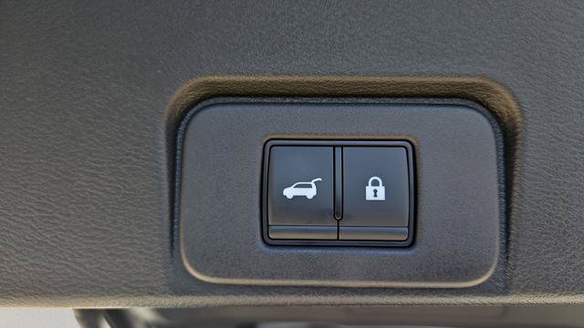 Used 2025 Nissan Rogue SL AWD/4WD image 32