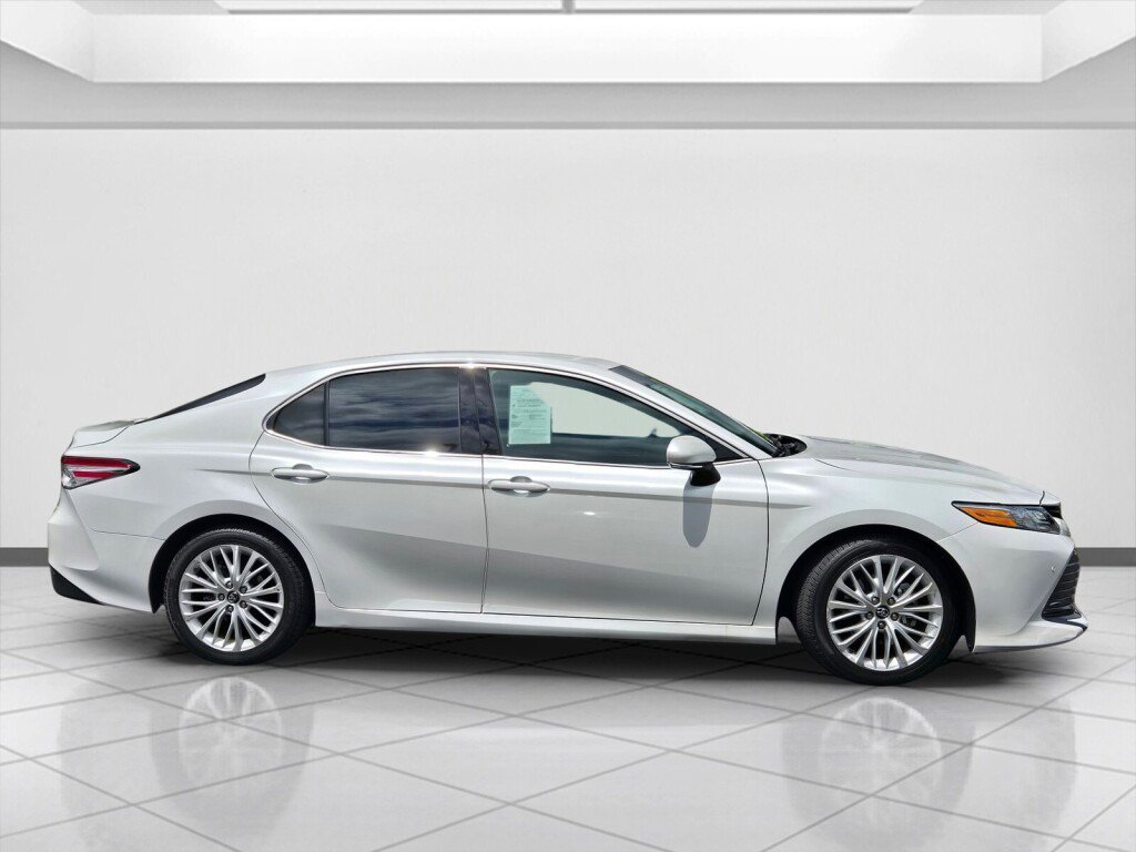 Used 2018 Toyota Camry XLE FWD image 4