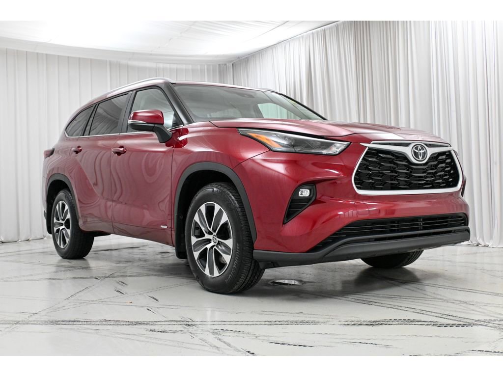 Used 2025 Toyota Highlander XLE image 2