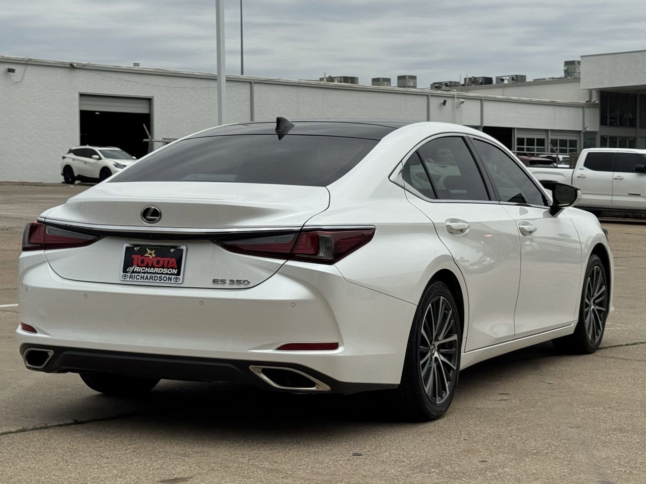 Used 2023 Lexus ES 350 w/ Premium Package FWD image 4