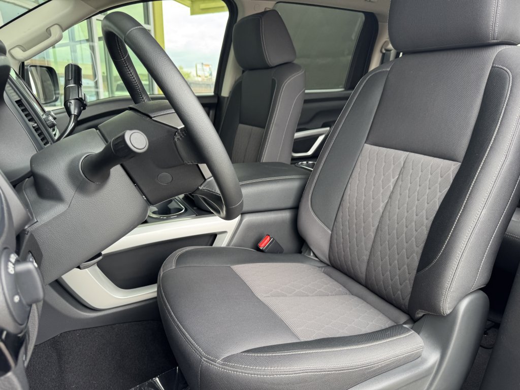 Used 2024 Nissan Titan SV w/ SV Convenience Package RWD image 35
