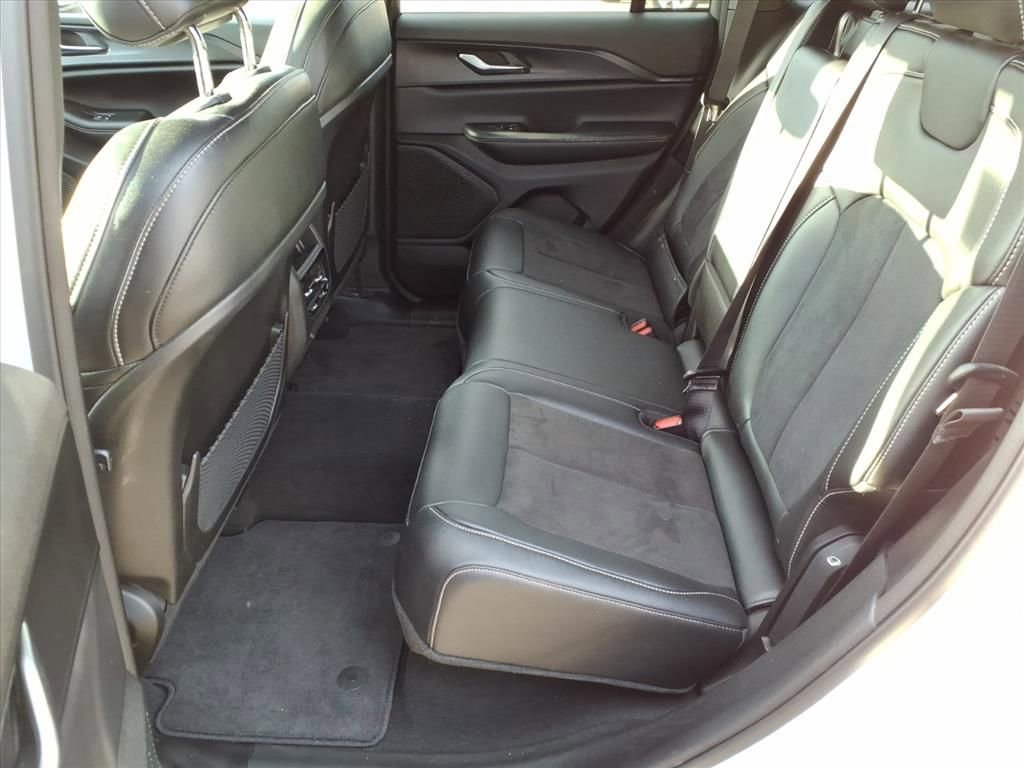 Used 2023 Jeep Grand Cherokee Altitude image 13