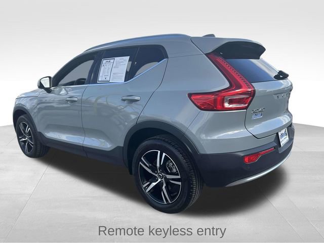 Used 2024 Volvo XC40 B5 Core image 5
