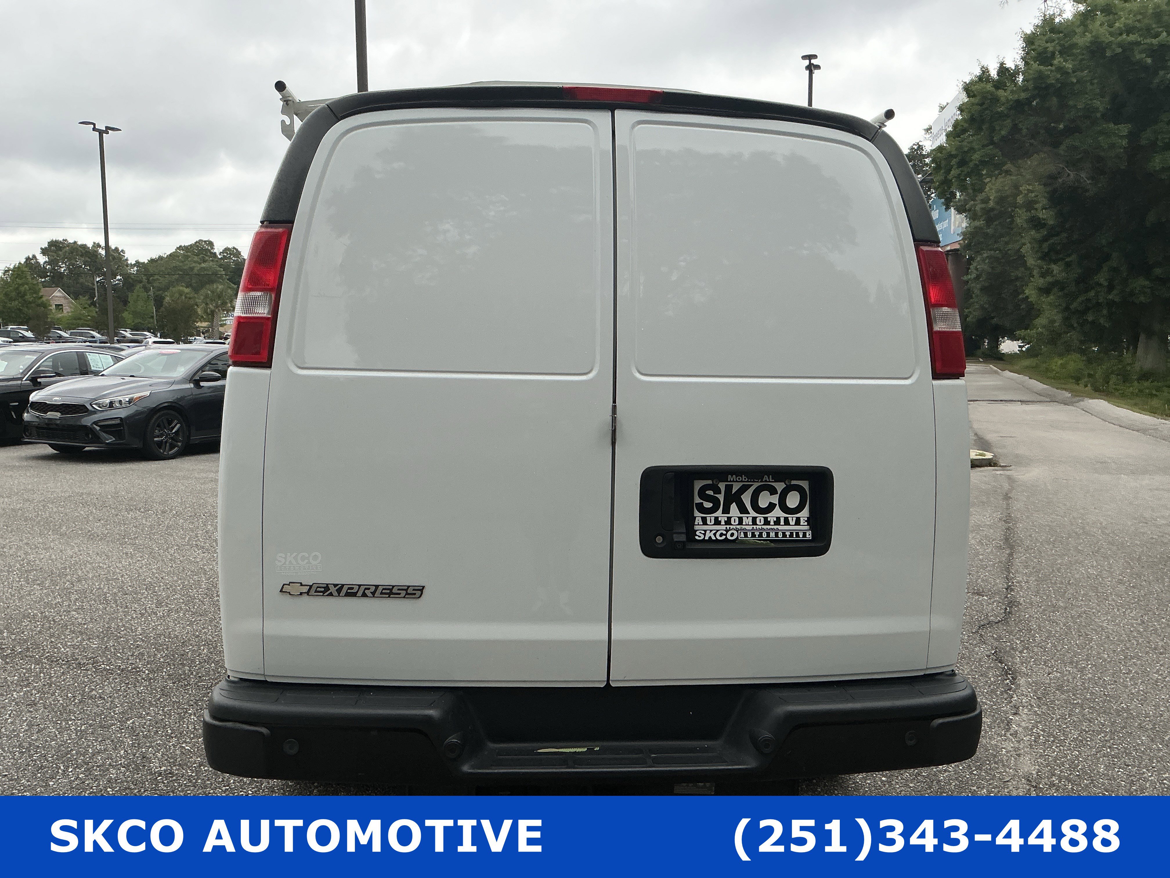 Used 2022 Chevrolet Express 2500 w/ Driver Convenience Package RWD image 4
