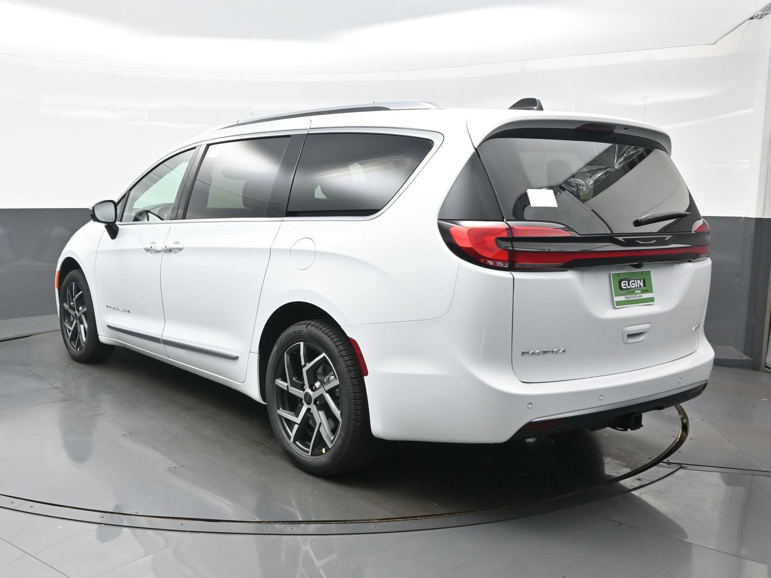 New 2027 Chrysler Pacifica Pinnacle w/ Theater Group AWD/4WD image 5
