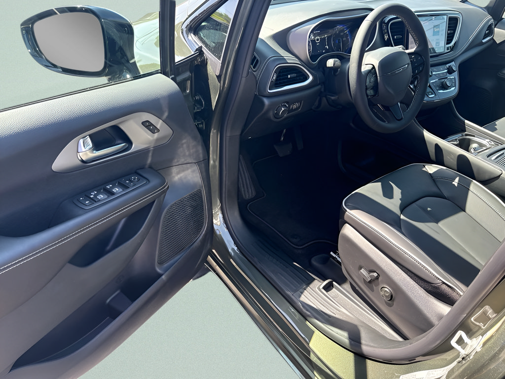 New 2027 Chrysler Pacifica Limited AWD/4WD image 14