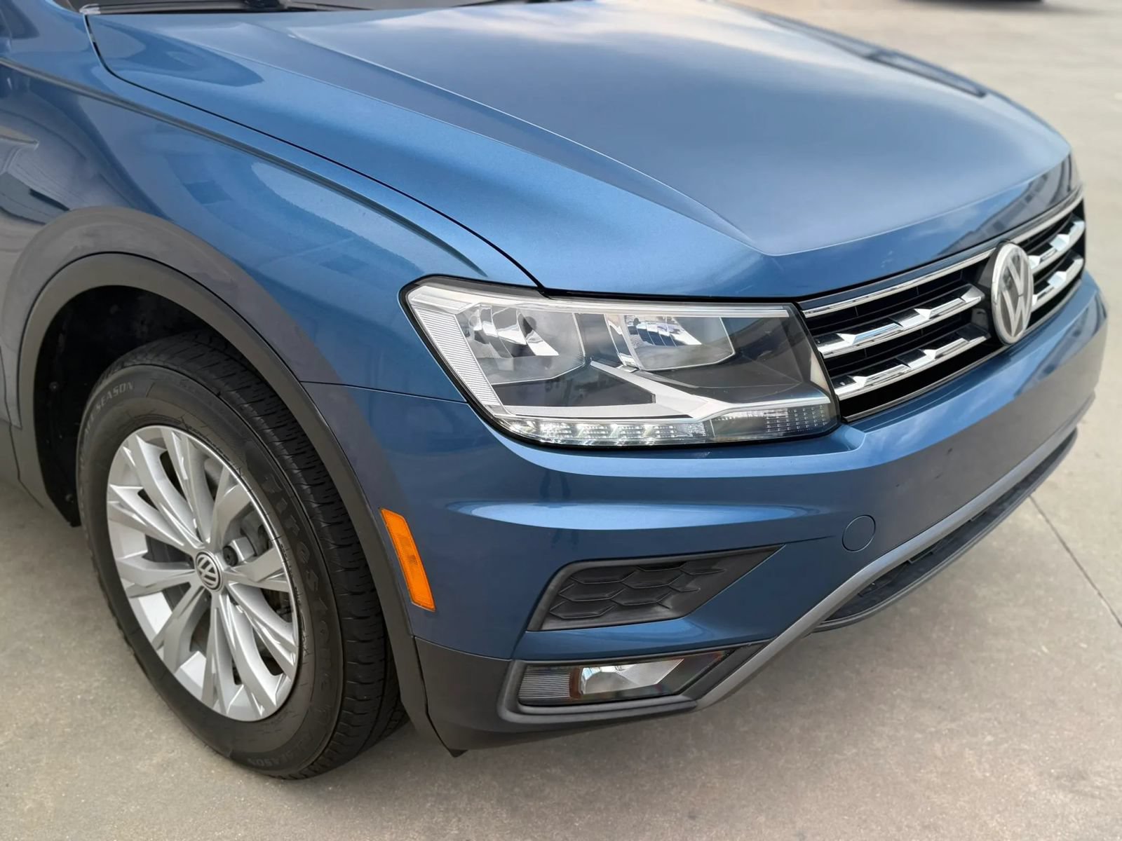 Used 2018 Volkswagen Tiguan SE w/ Front Fog Lights Package FWD image 5