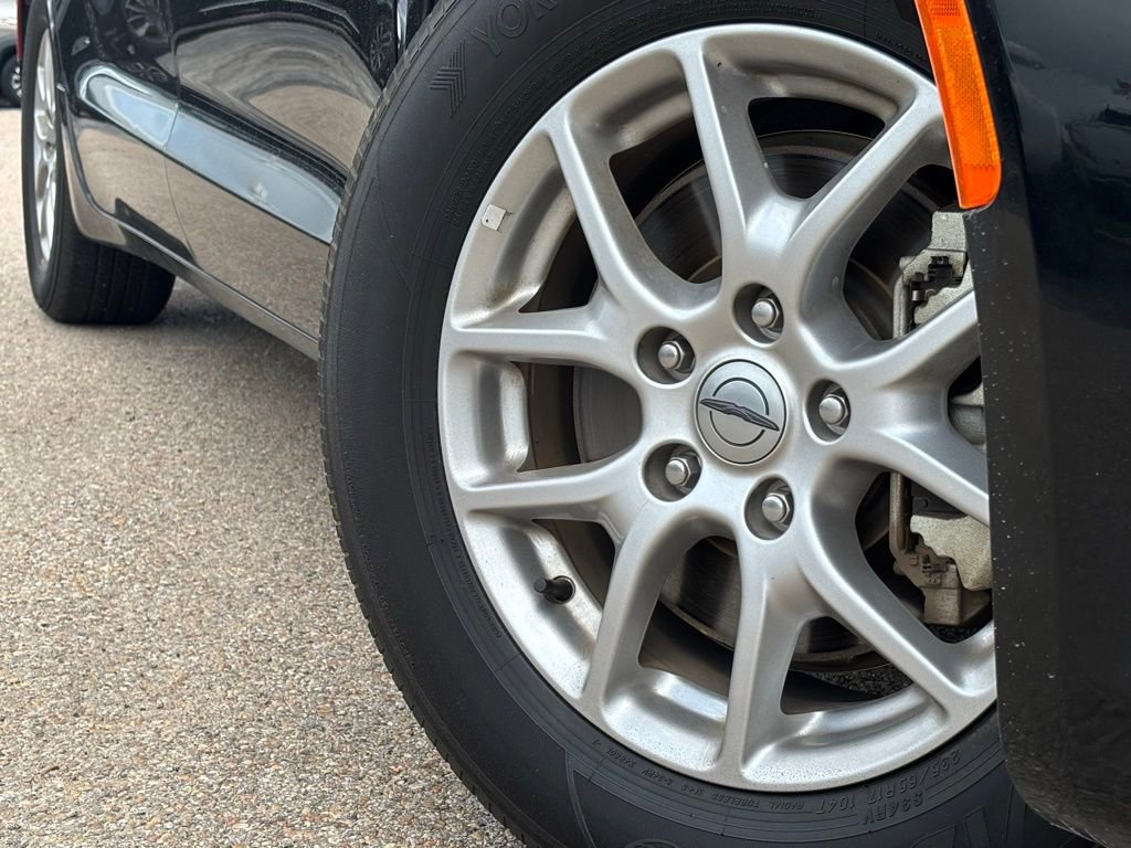 Used 2025 Chrysler Pacifica Select FWD image 2