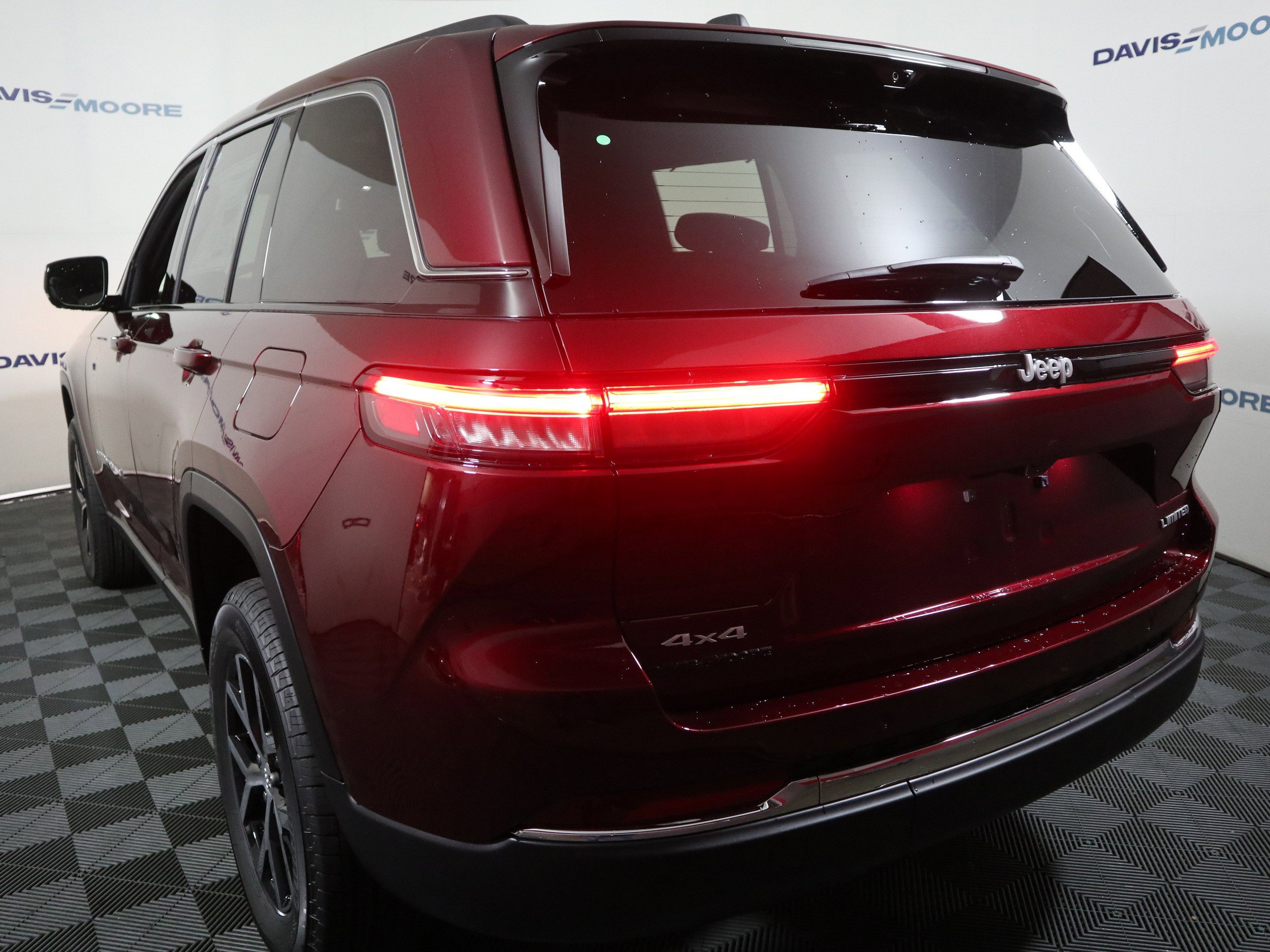 New 2025 Jeep Grand Cherokee Limited w/ Luxury Tech Group II image 9