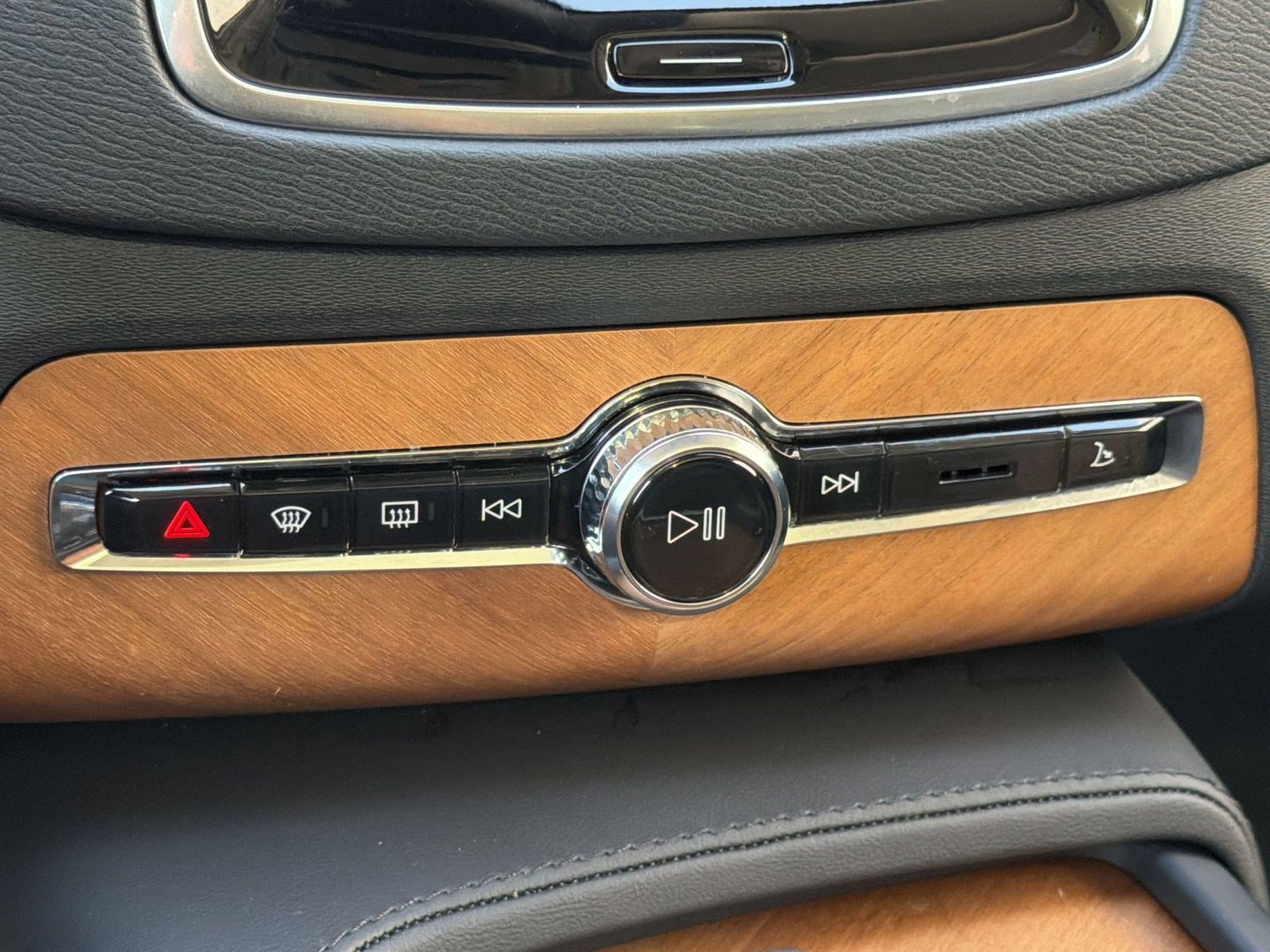 Certified 2024 Volvo XC90 T8 Plus w/ Protection Package Premier AWD/4WD image 17
