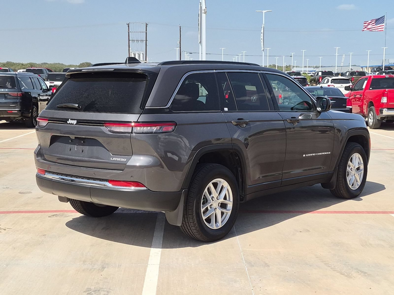 Used 2025 Jeep Grand Cherokee Laredo RWD image 3