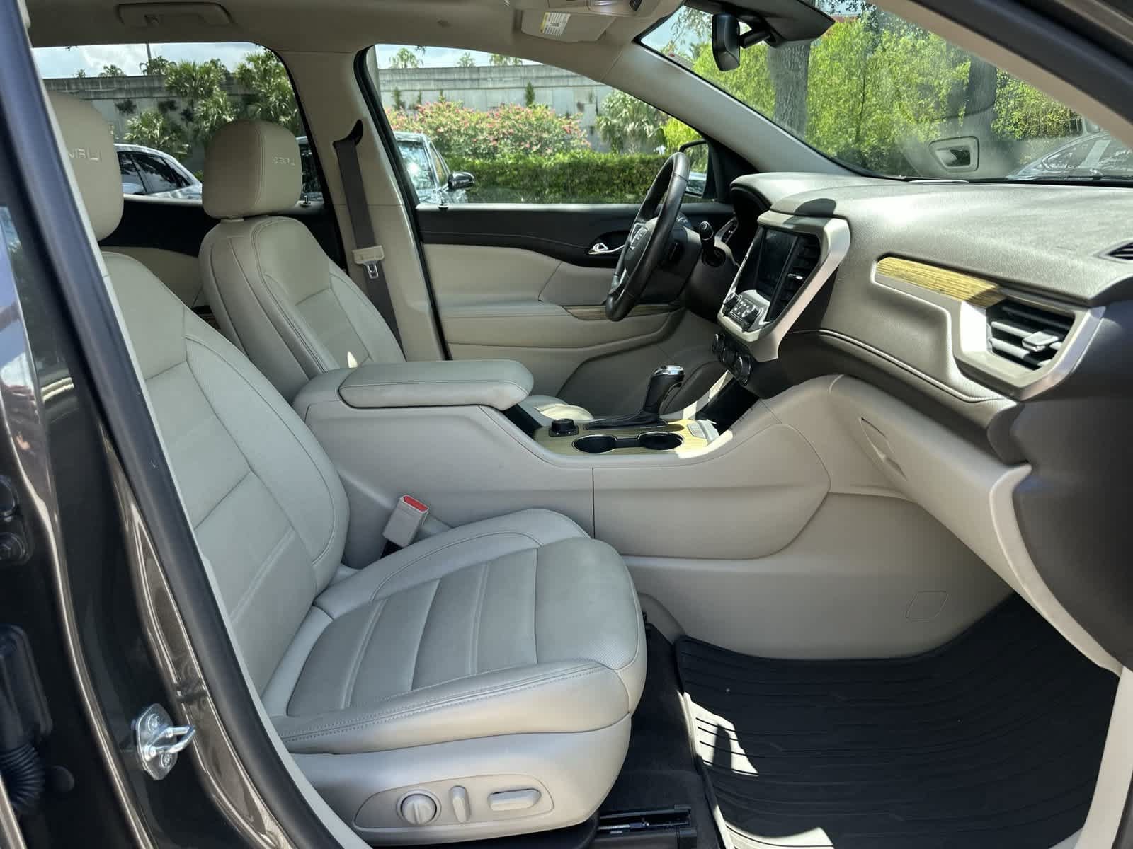 Used 2019 GMC Acadia Denali w/ Technology Package FWD image 17