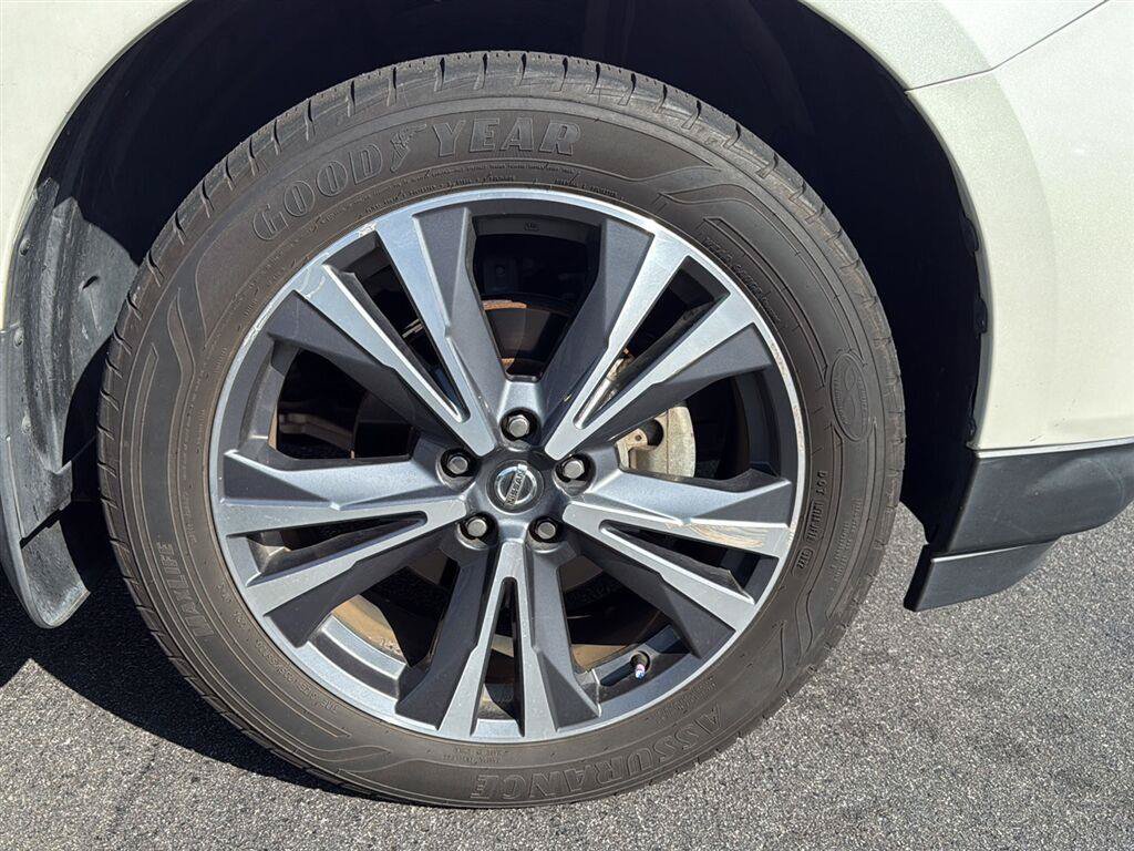 Used 2017 Nissan Pathfinder Platinum w/ Family Entertainment Package FWD image 12