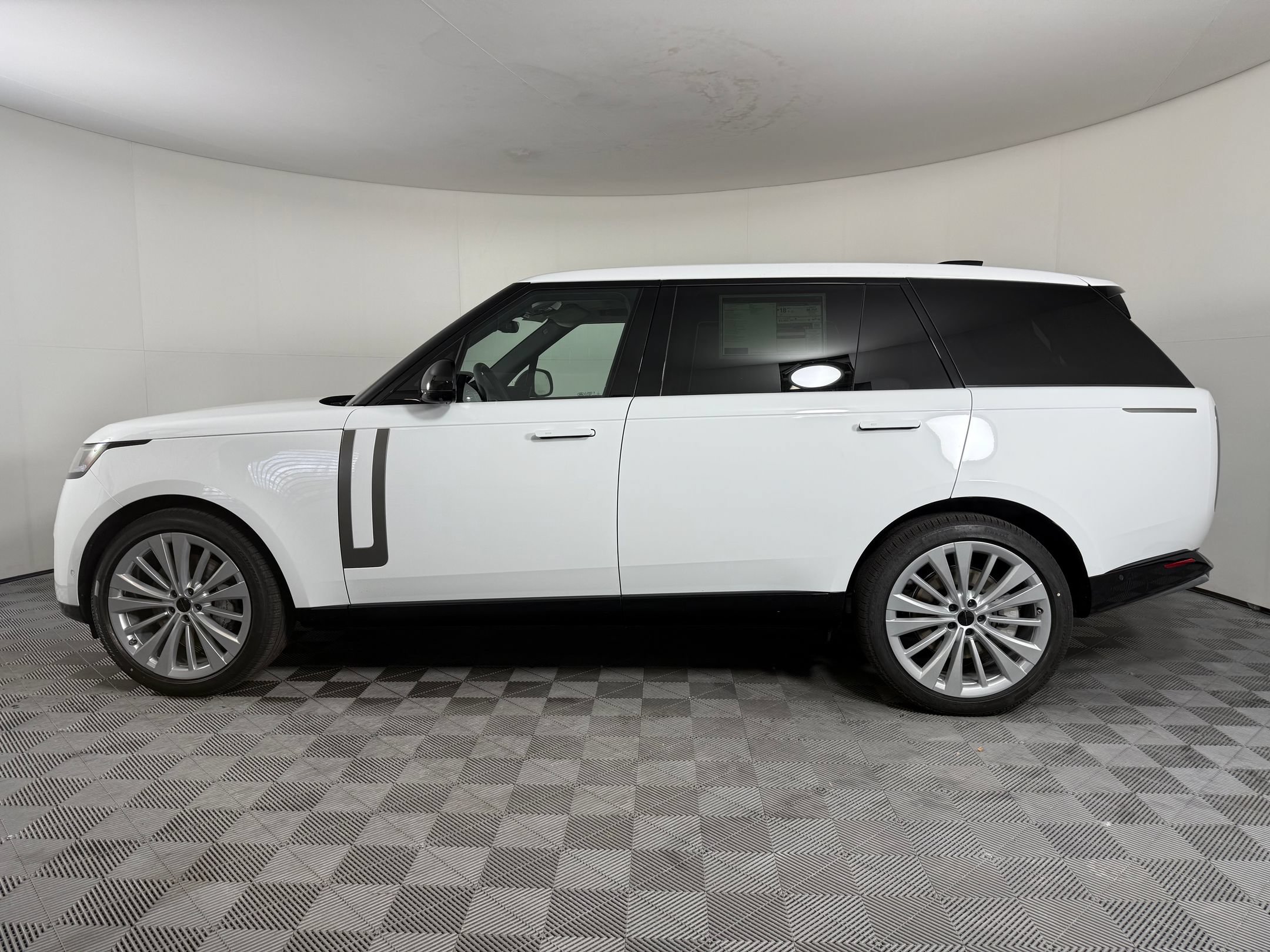 New 2026 Land Rover Range Rover Long Wheelbase SE image 2