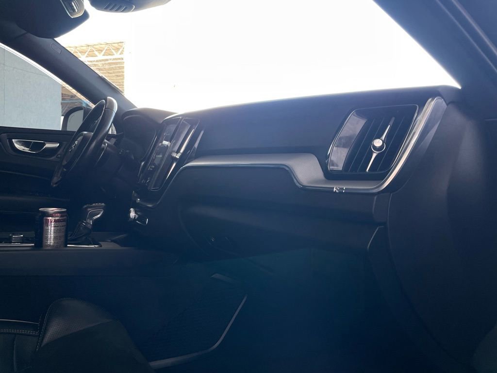 Used 2018 Volvo XC60 T6 R-Design w/ Convenience Package image 16